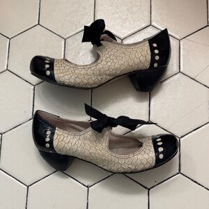 Black and Cream Vintage Inspired Heels, size 39 (8.5)